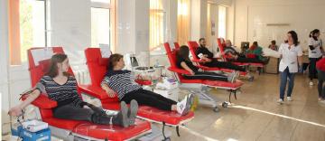 60 de tineri din Tecuci au donat sânge la Galaţi 60 de tineri din Tecuci au donat sânge la Galaţi