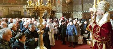 Din lumina lui Dumnezeu se aprinde lumina credinței și a faptelor noastre Din lumina lui Dumnezeu se aprinde lumina credinței și a faptelor noastre
