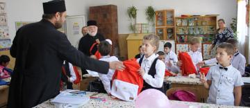 Ghiozdane şi rechizite şcolare pentru 4.000 de copii din Arhiepiscopia Dunării de Jos Ghiozdane şi rechizite şcolare pentru 4.000 de copii din Arhiepiscopia Dunării de Jos
