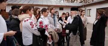 Elevi de la Colegiul Naţional „Costache Negri” au vizitat Centrul eparhial din Galaţi