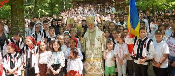 Peste 1.200 de tineri au participat la sărbătoarea Preasfintei Treimi în pădurea Buciumenilor