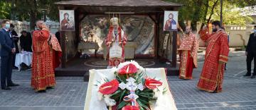 Praznicul Înălţării Sfintei Cruci la Catedrala Arhiepiscopală din Galaţi şi daruri la început de an şcolar Praznicul Înălţării Sfintei Cruci la Catedrala Arhiepiscopală din Galaţi şi daruri la început de an şcolar