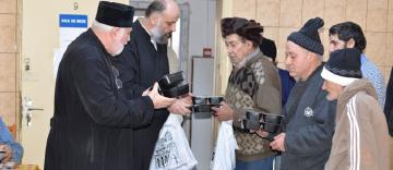 Mângâiere și daruri pentru semeni fără adăpost din Brăila Mângâiere și daruri pentru semeni fără adăpost din Brăila