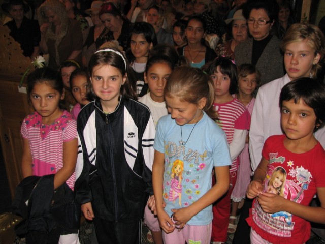 13 09 2009 bis sf spiridon pachete la 30 de copii 009