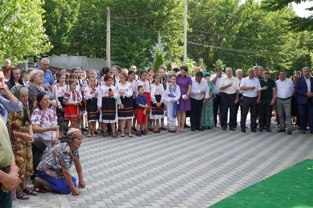 ADJ03898